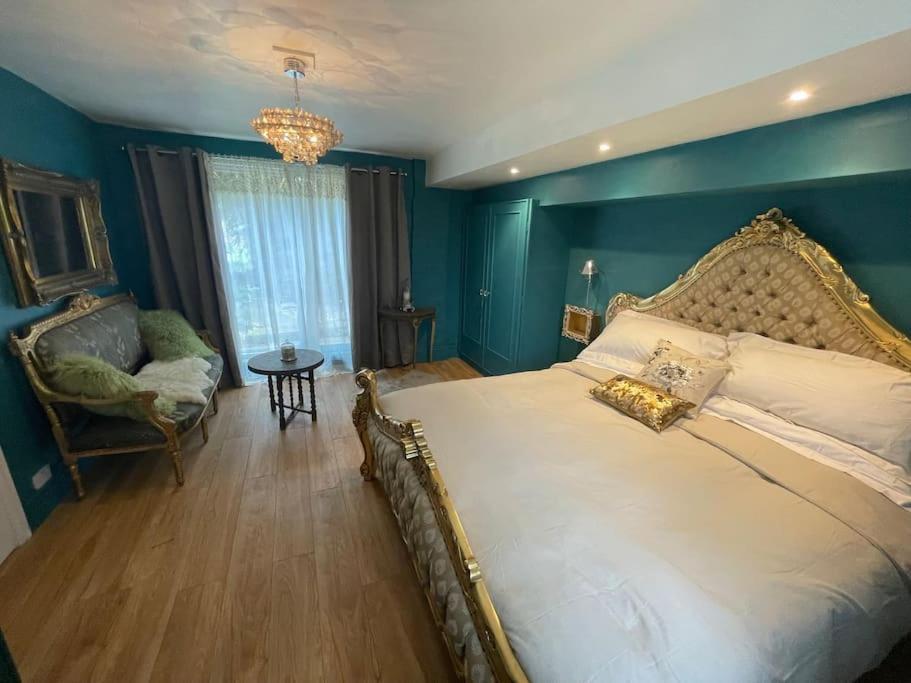 Harvington The Big Cosy Boudoir Bed + Hot Tub 아파트 외부 사진
