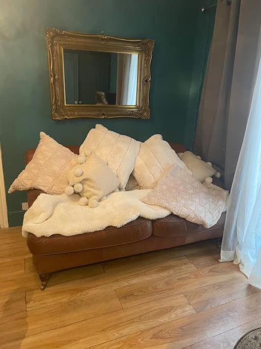 Harvington The Big Cosy Boudoir Bed + Hot Tub 아파트 외부 사진